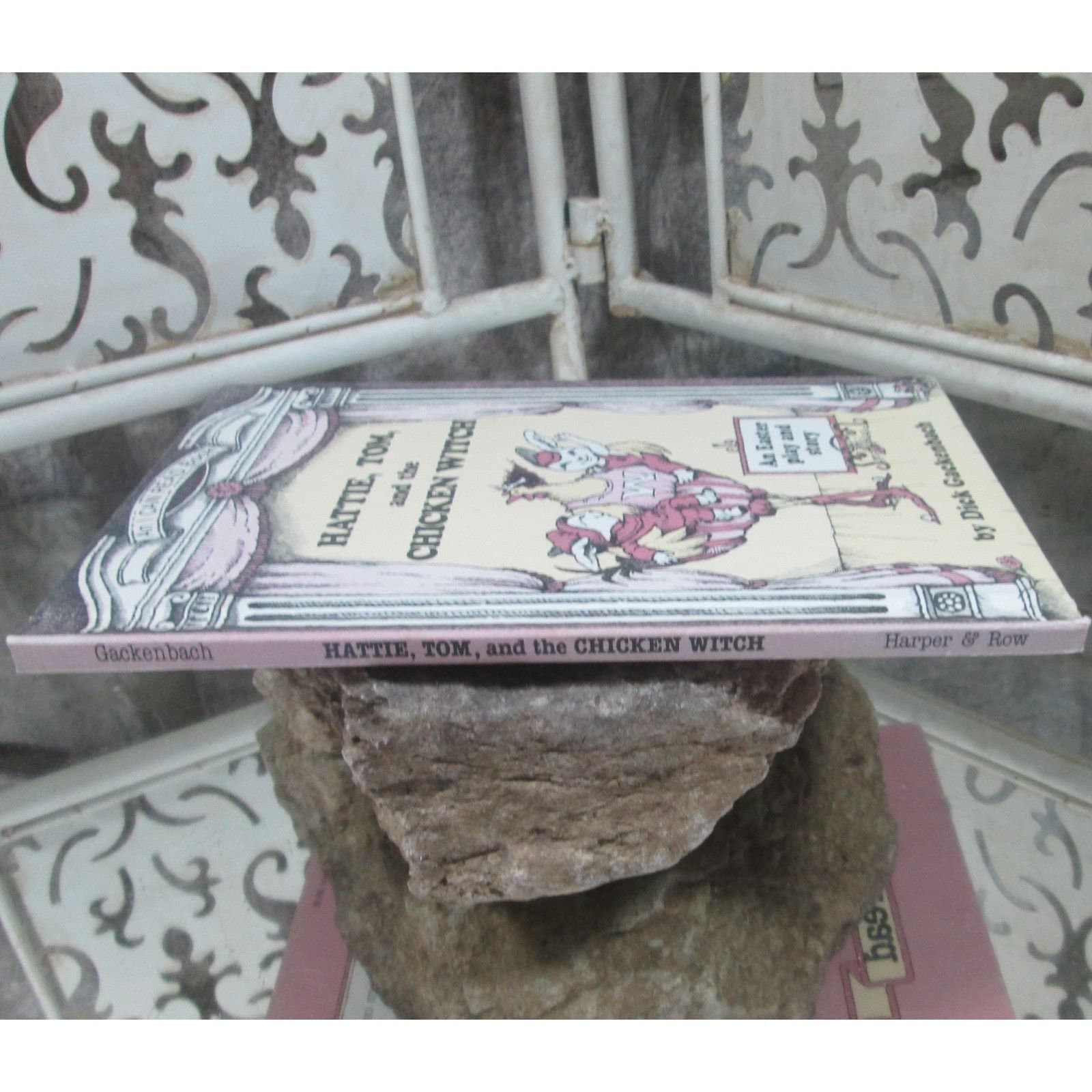 Vintage Hattie, Tom, and the Chicken Witch by Dick Gackenbach, 1980 - Thumbnail 2