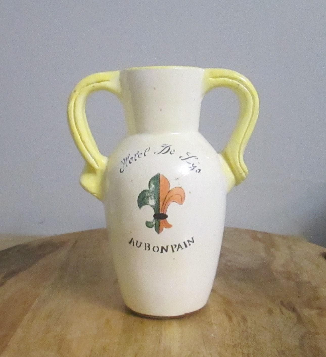 Vintage Hotel De Lys Au Bon Pain Pottery Vase