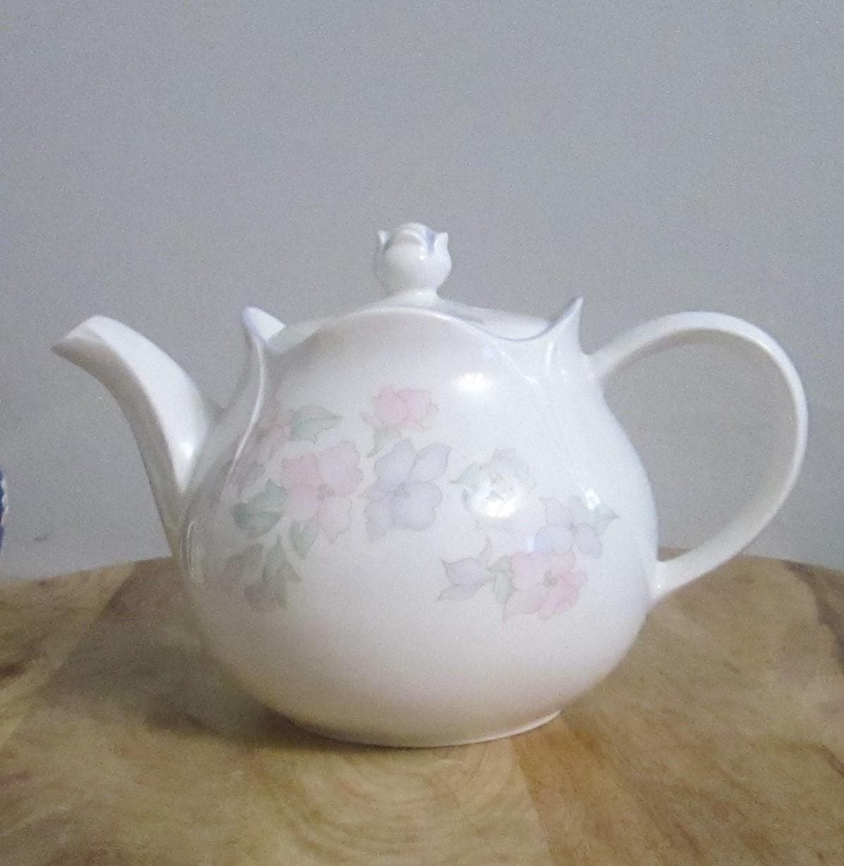 Vintage Sadler Romance Pattern Teapot