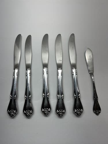 Set of 5- 1881 Rogers by Oneida USA ARBOR ROSE-TRUE ROSE Stainless DINNER KNIVES