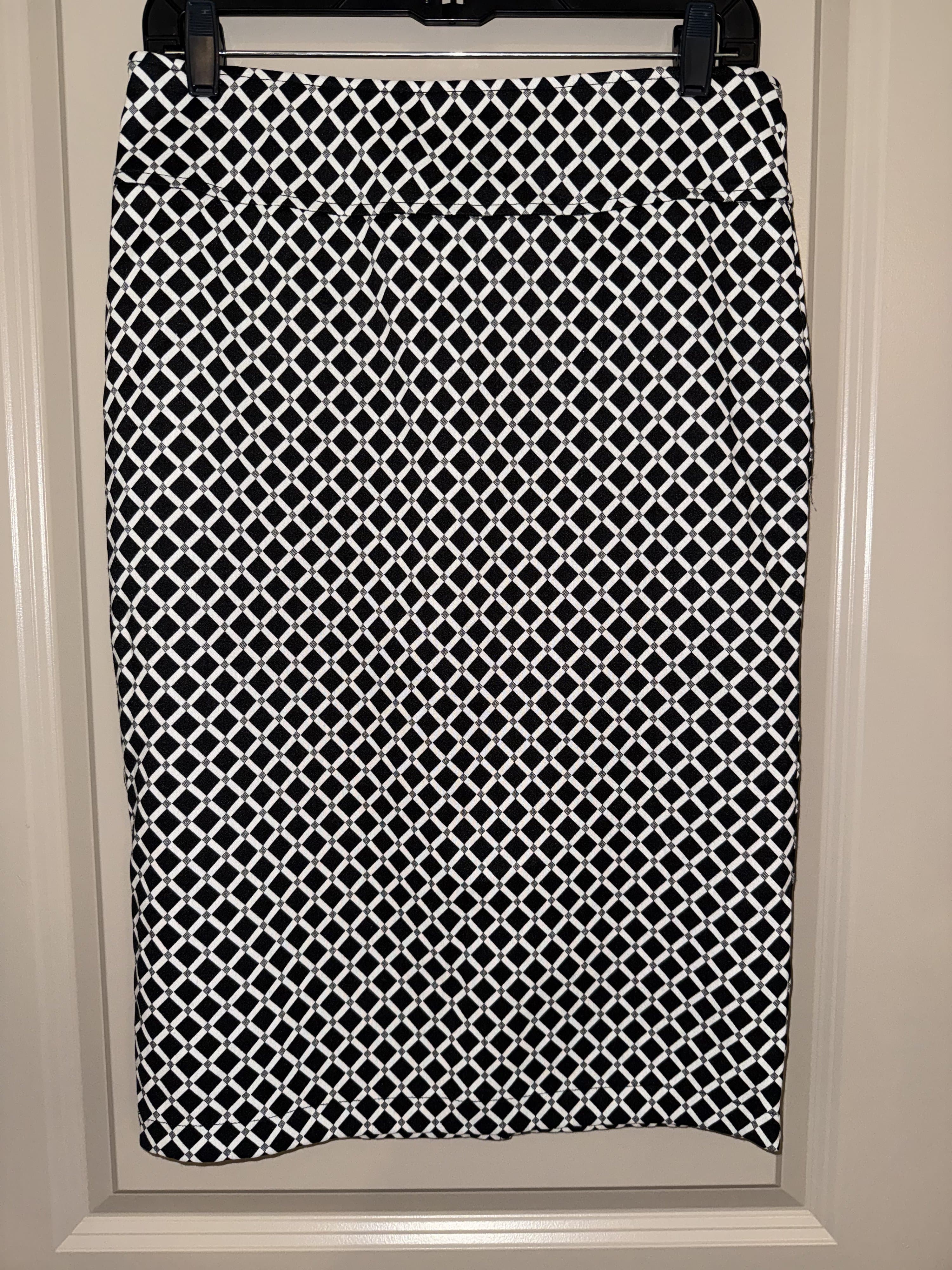 Soho Apparel Black & White Pencil Skirt M