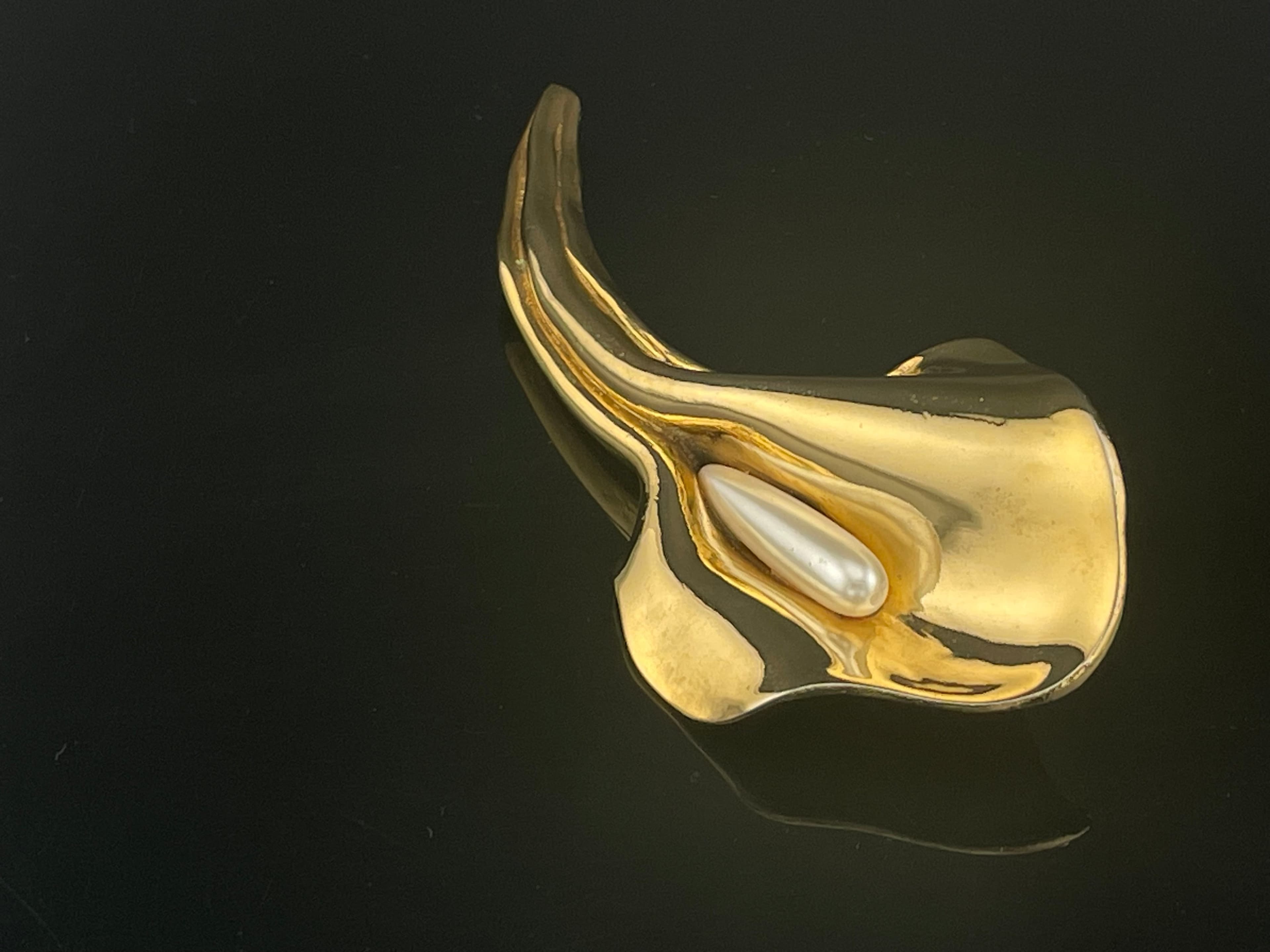 Vintage Large Sculptural Calla Lily Brooch Gold Tone Pearl Modernist Statement - Thumbnail 2