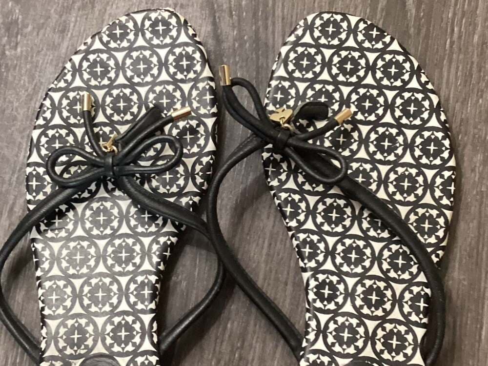 Kate Spade New York Mystic Black & White Geometric Print Bow Thong Sandals, Size - Thumbnail 2