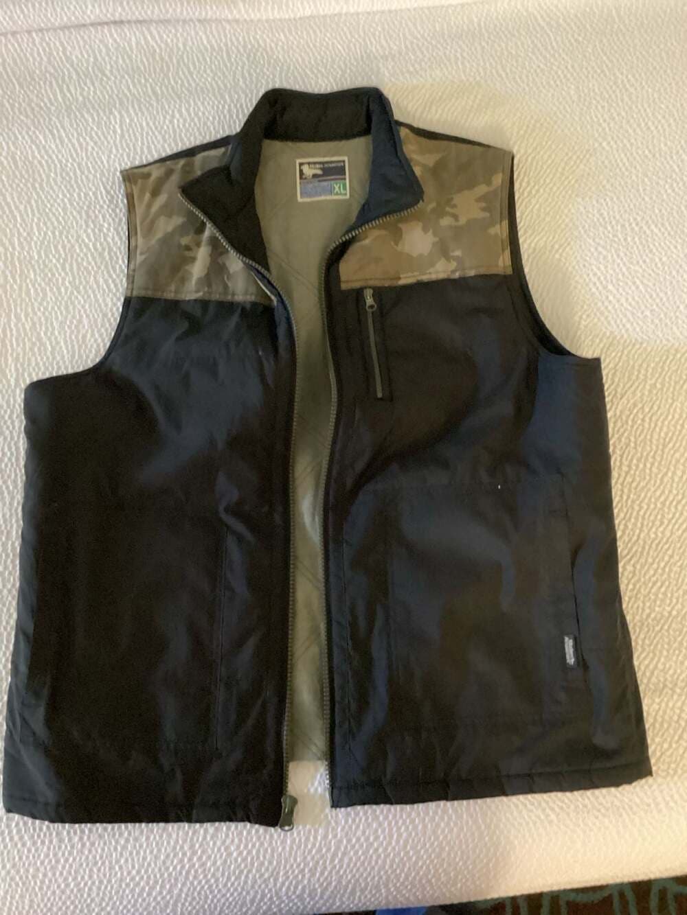 Modern Amusement Men's Black and Camo Quilted Puffer Vest Size XL - Thumbnail 3