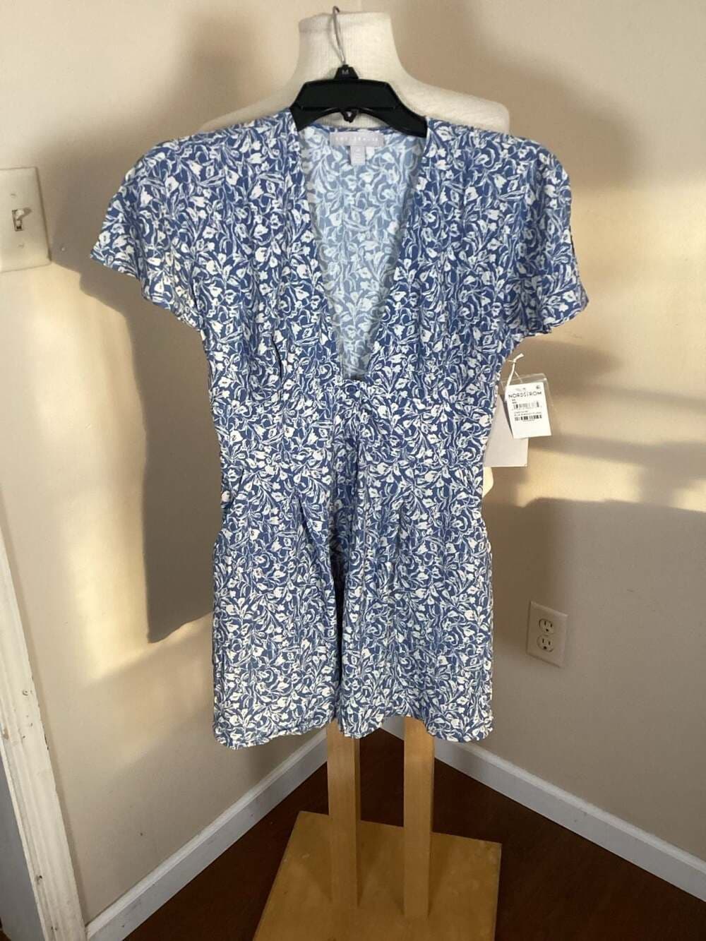 Chelsea 28 Blue Floral V-Neck Short Sleeve Romper Size XS - Thumbnail 3