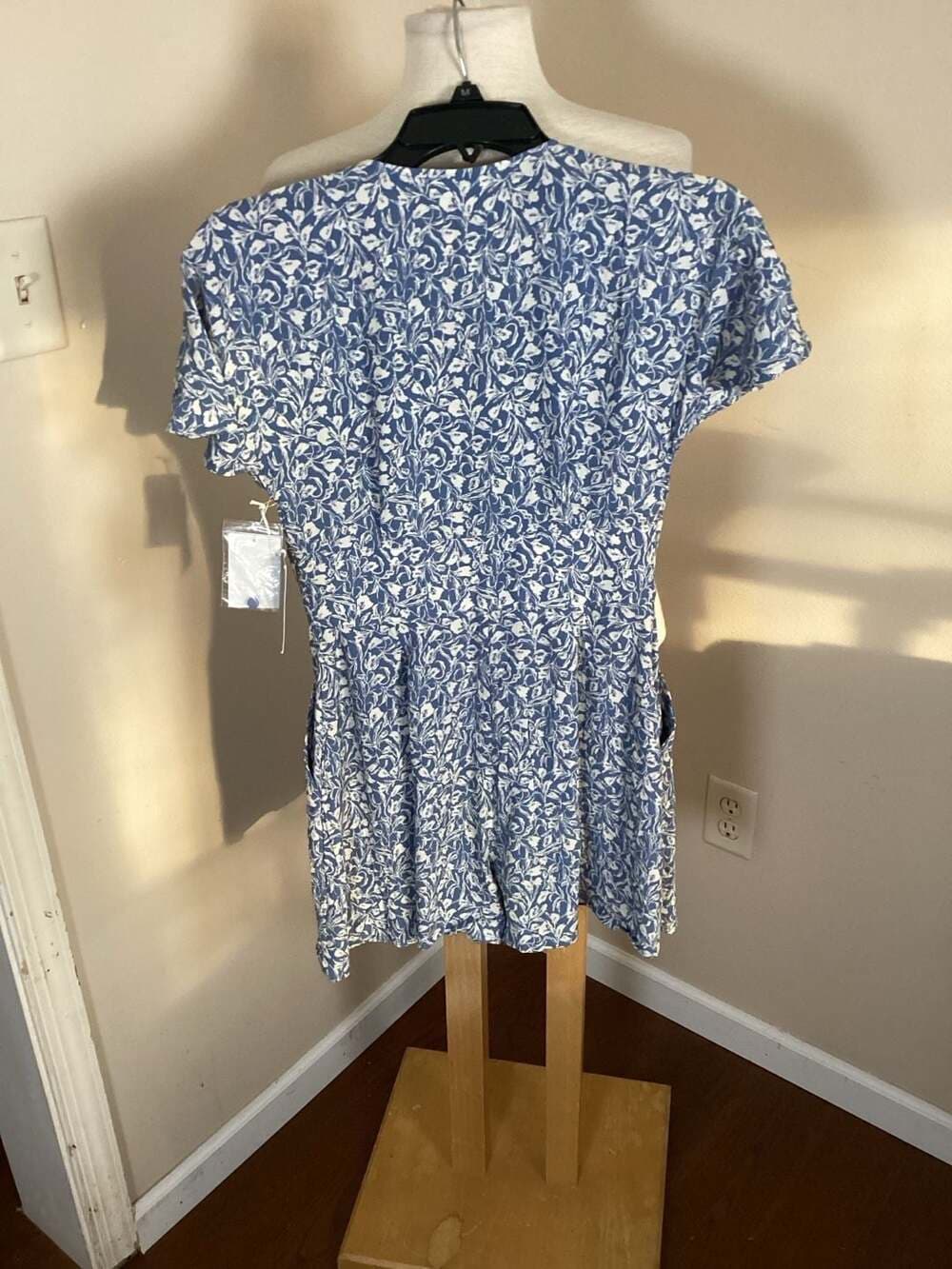Chelsea 28 Blue Floral V-Neck Short Sleeve Romper Size XS - Thumbnail 2