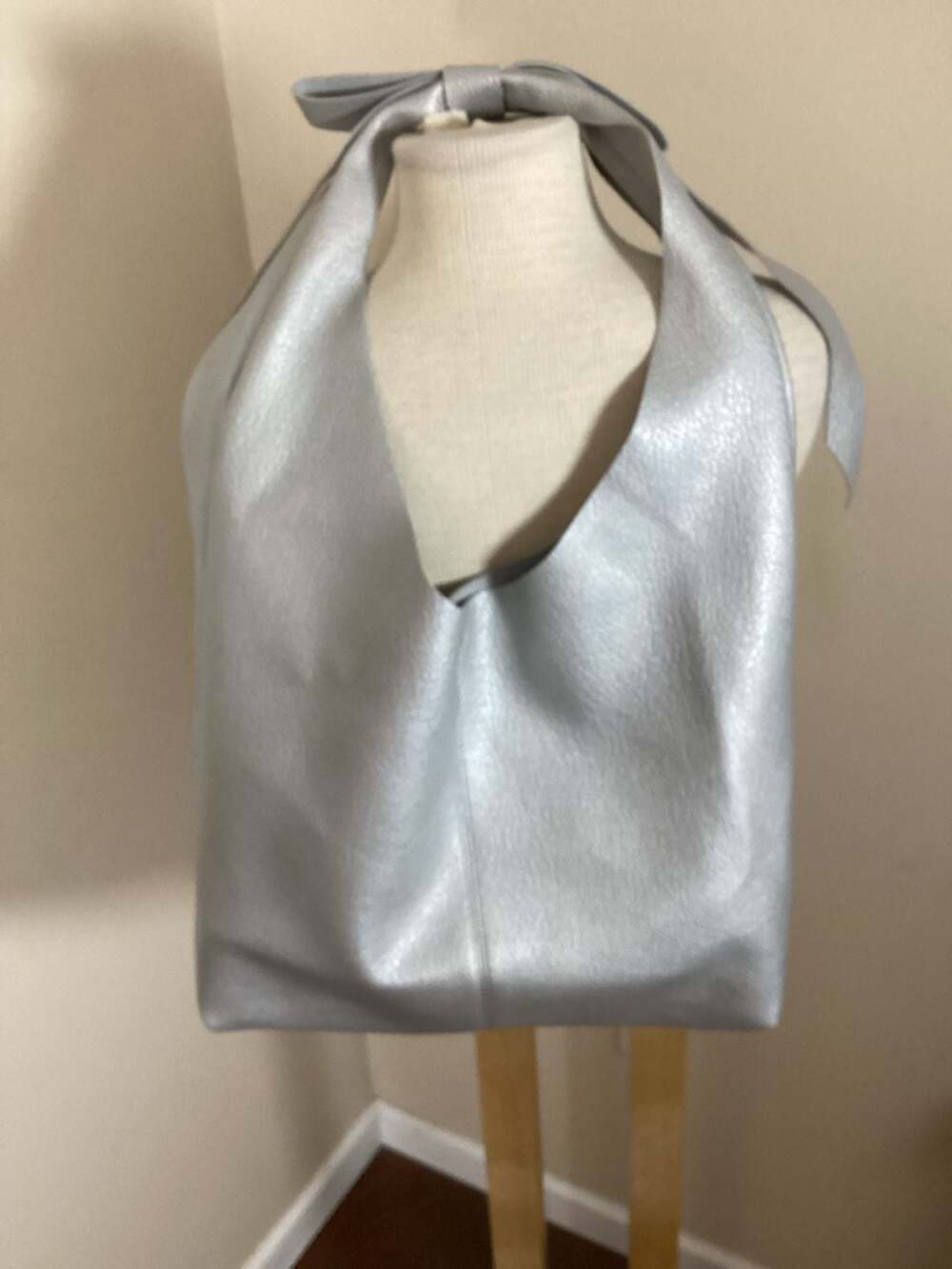 Kimchi Blue Silver Metallic Bow Hobo Shoulder Bag - Thumbnail 2