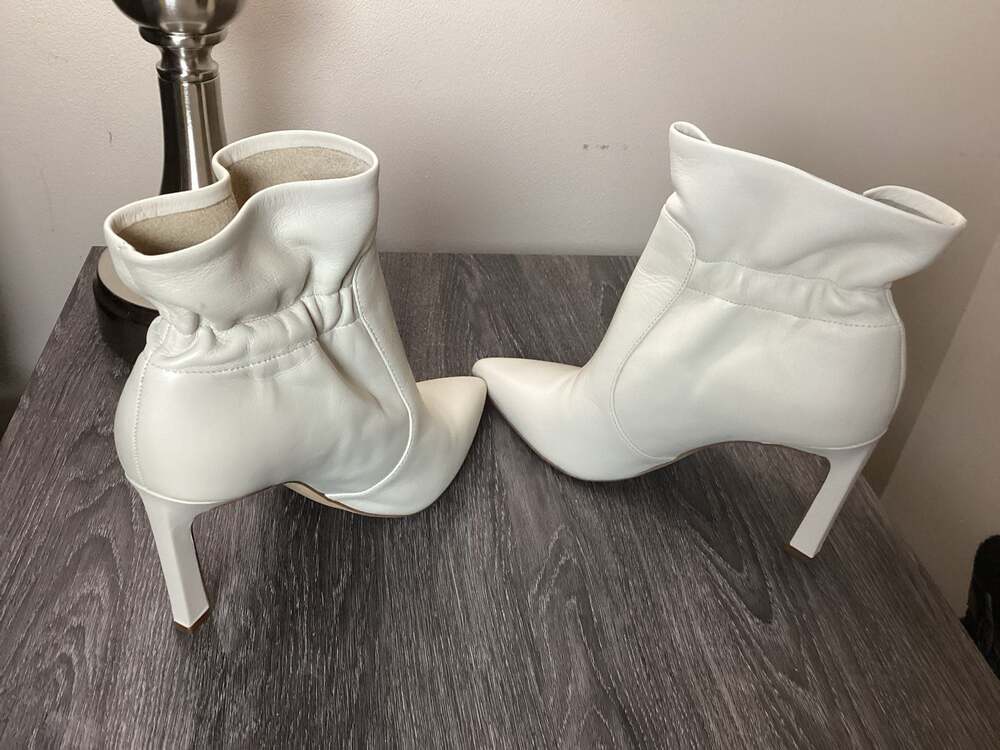 Vince Camuto Sarinda White Leather Pointed Toe Ankle Boots - Thumbnail 3