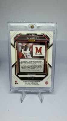 2023 Panini Prizm Draft Picks Gold Shock Prizm DJ Moore /49 #32 - Thumbnail 2