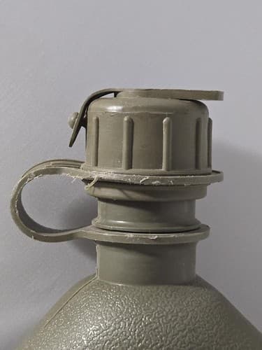 Genuine US Military 2 QT Canteen Bottle Olive Green Durable Hydration Water Bag - Thumbnail 3