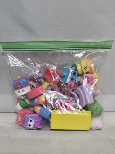 Shopkins Figure Lot with Sparkle Heart Carry Case Over 35 Mini Figures #DC61 - Thumbnail 4