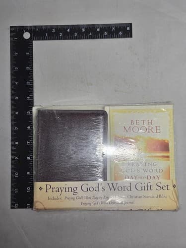 Beth Moore Praying God’s Word 3-Book Gift Set HCSB Bible & Devotional Journal - Thumbnail 4