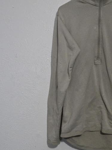 US Army Polartec Mid Weight Cold Weather Shirt Small Long NSN 8415-01-546-0166 - Thumbnail 2
