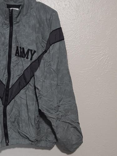 US Army IPFU Jacket Gray Windbreaker Medium Regular NSN 8415-01-575-4445 - Thumbnail 3