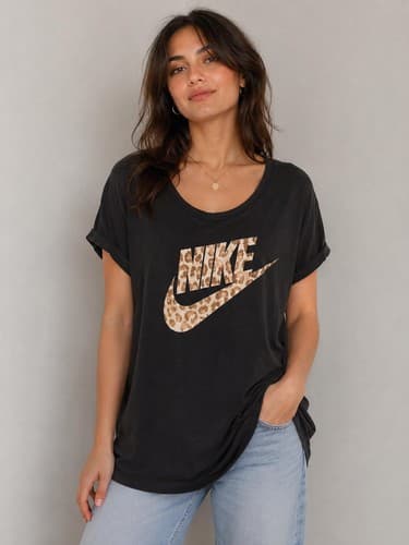 Medium - Woman's Nike Sport Shirt loose fit Short Sleeve #E51e