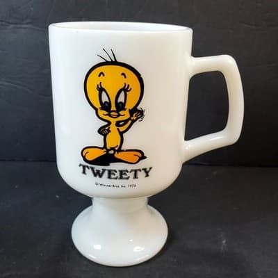 Vintage 1975 Tweety Bird Milk Glass Pedestal Footed Mug Marriots Great America