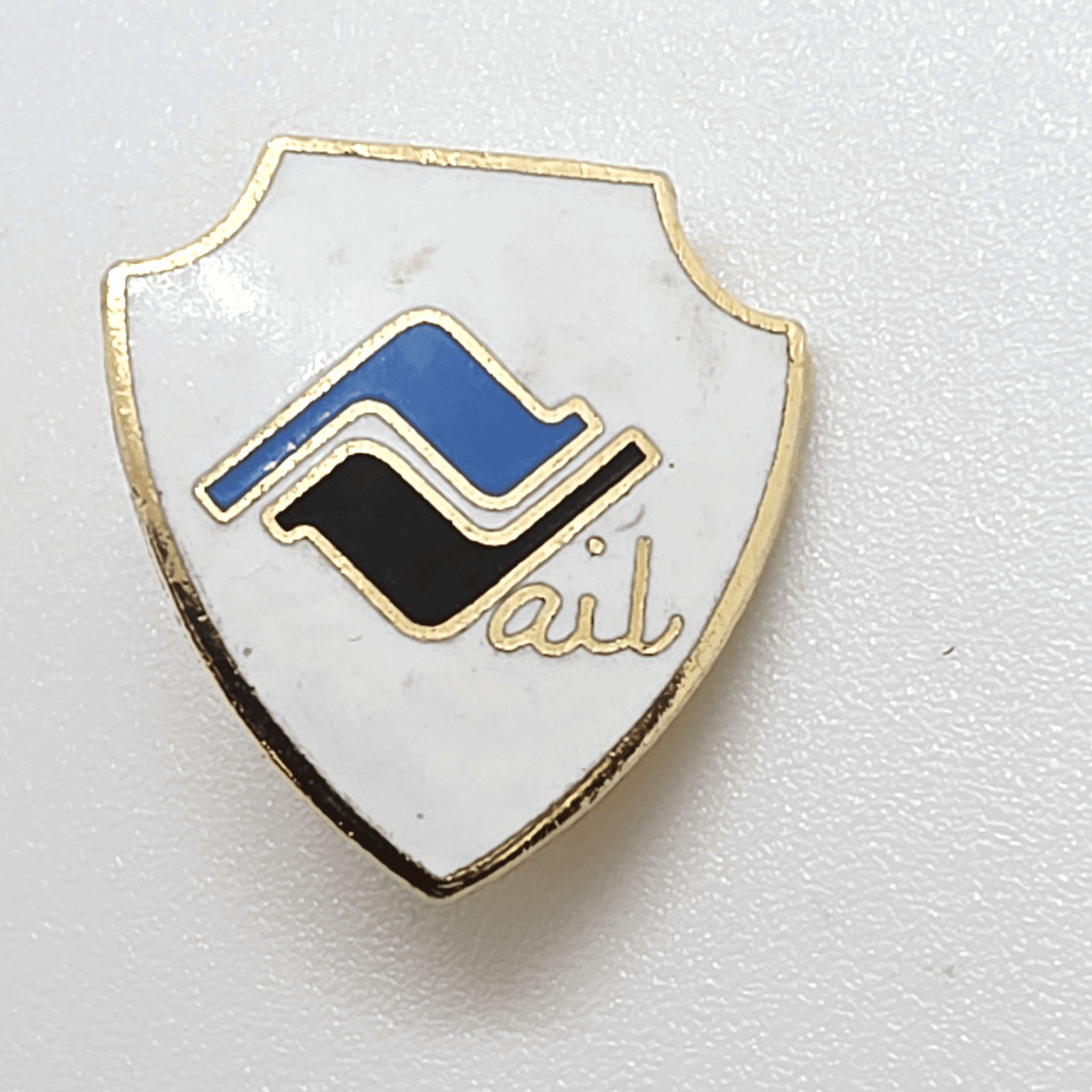 Vintage Vail Ski Resort Colorado Enamel Souvenir Cap Lapel Pin