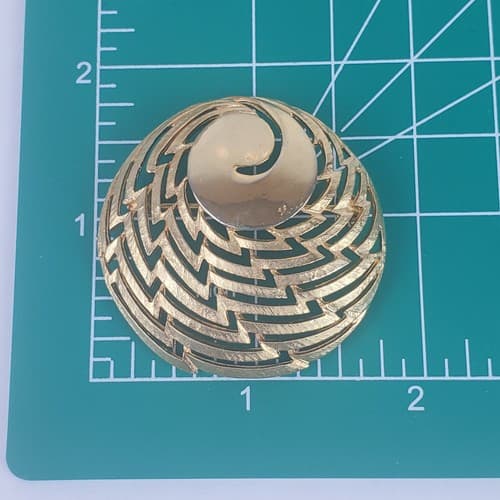 Vintage Signed Corocraft Gold Tone Circle Round Mid-Century Brooch Pin - Thumbnail 5