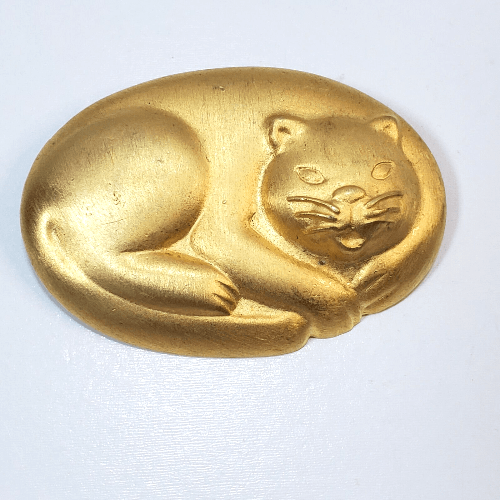 Vintage Signed JJ Gold Tone Metal Sleeping Laying Large Cat Brooch Pin Whiskers