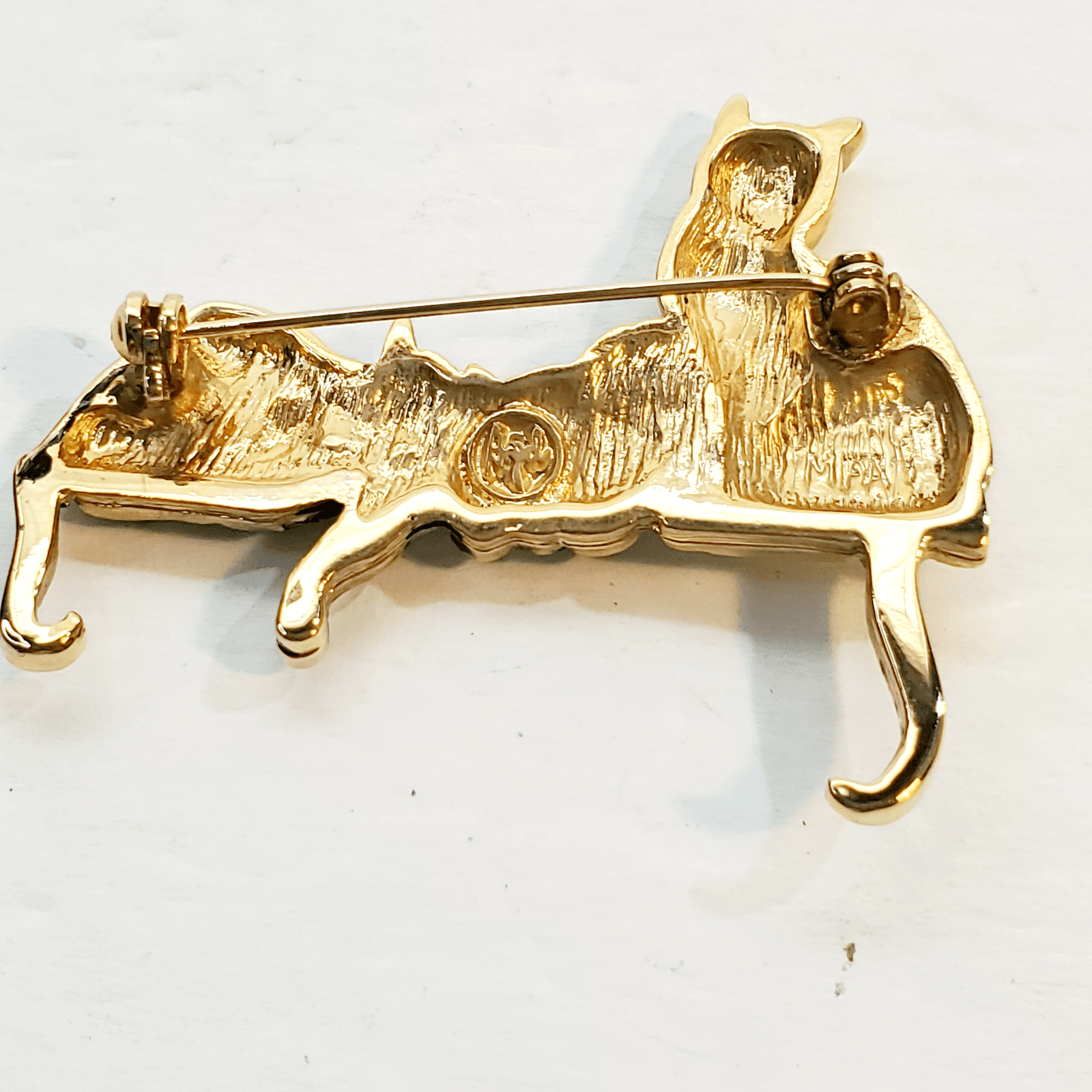Vintage AGD Signed Gold Tone Shiny Textured Cat Kitten Trio Brooch Pin Figural - Thumbnail 2