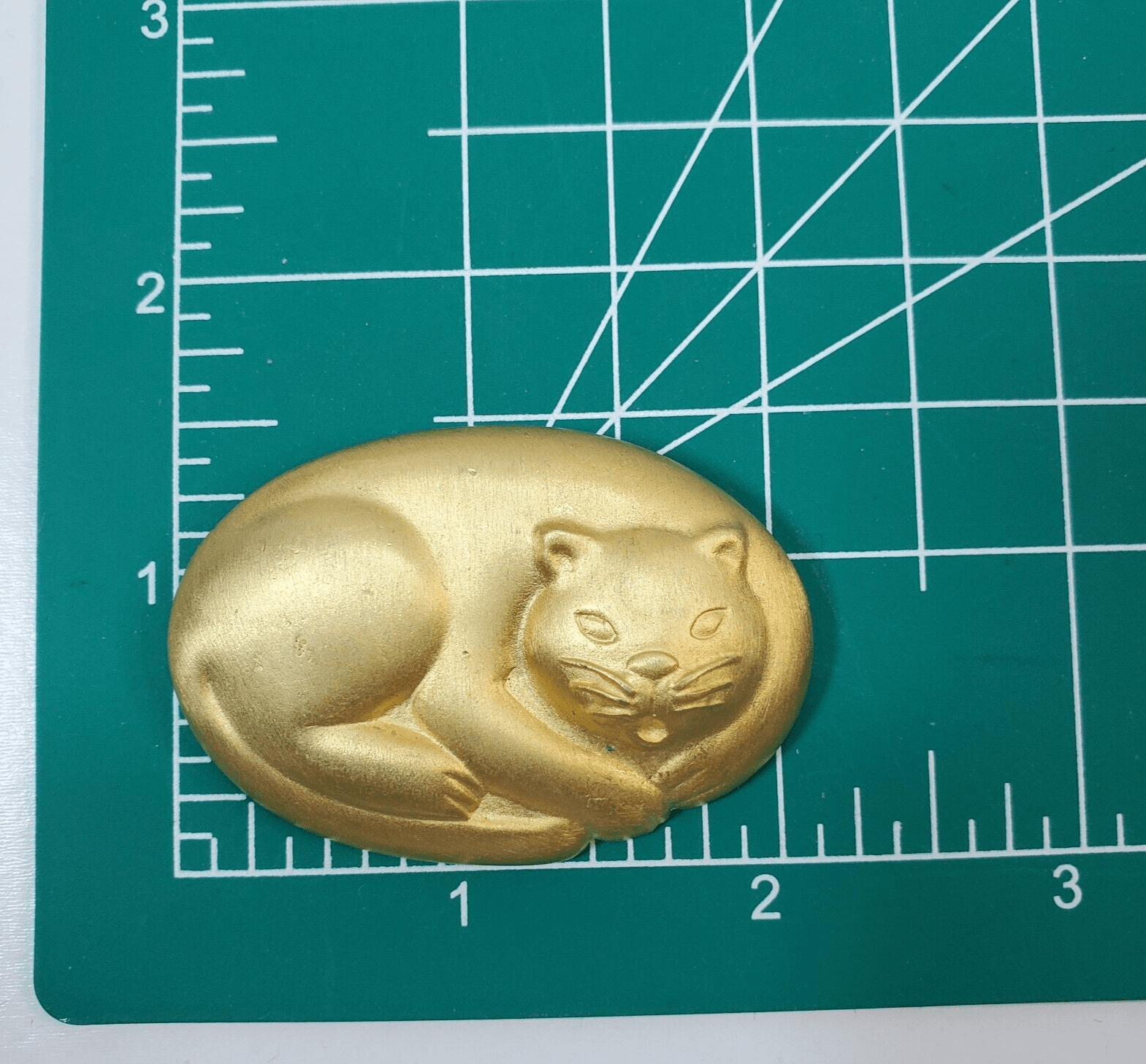 Vintage Signed JJ Gold Tone Metal Sleeping Laying Large Cat Brooch Pin Whiskers - Thumbnail 4