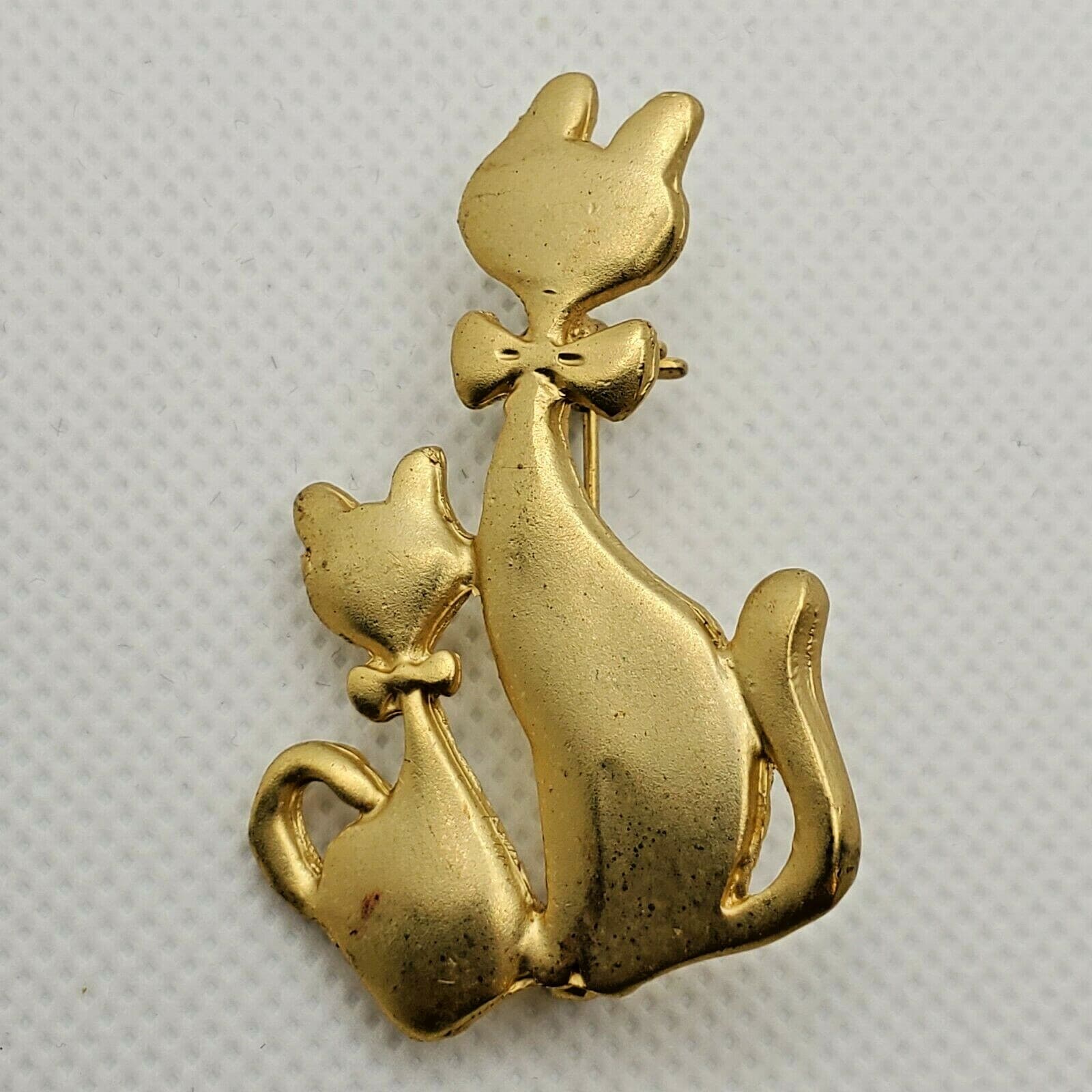 Vintage Brushed Gold Tone 2 Sitting Cats Kittens Kittys with Bow Tie Brooch Pin
