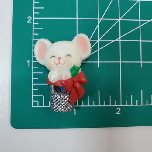 Vtg 1983 Hallmark Cards Plastic Christmas Mouse Sitting in a Thimble Brooch Pin - Thumbnail 4