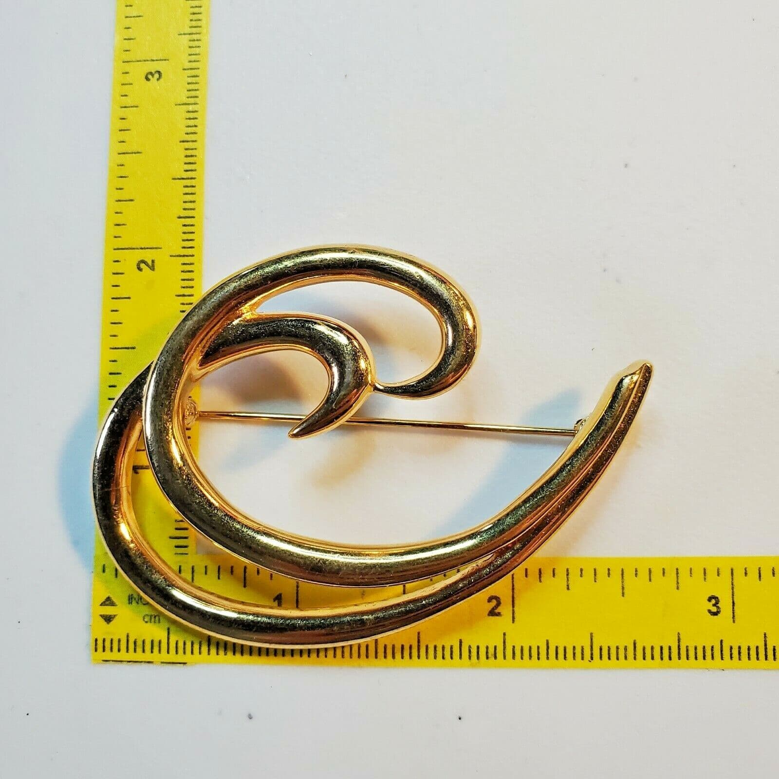 Vintage Signed Trifari Large Smooth Gold Tone Metal Swirl Curved Brooch Pin - Thumbnail 4