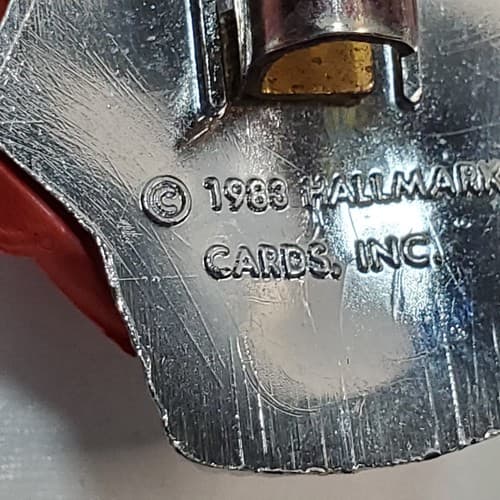 Vtg 1983 Hallmark Cards Plastic Christmas Mouse Sitting in a Thimble Brooch Pin - Thumbnail 3