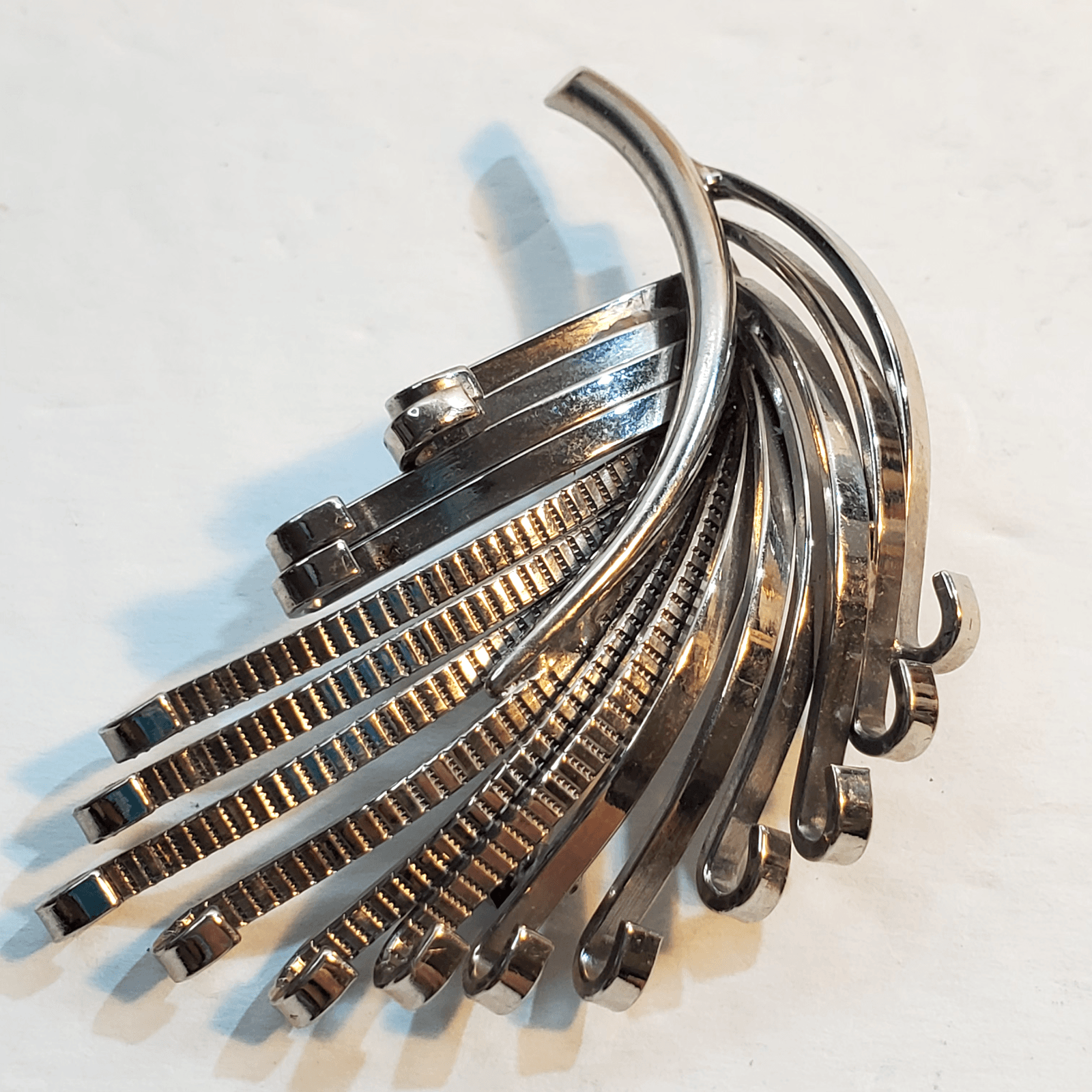 Vintage Silver Tone Metal Leafy Feather Looking Curled Open Work Brooch Pin - Thumbnail 2