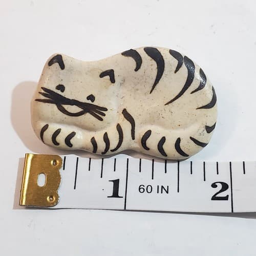 Vintage Pottery Stoneware Ceramic Laying Striped Cat Kitten Kitty Brooch Pin - Thumbnail 3