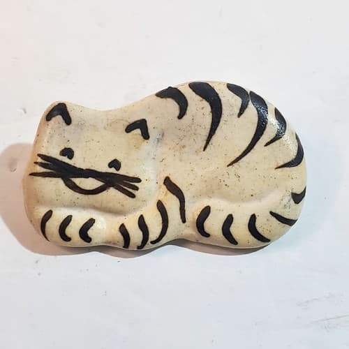 Vintage Pottery Stoneware Ceramic Laying Striped Cat Kitten Kitty Brooch Pin