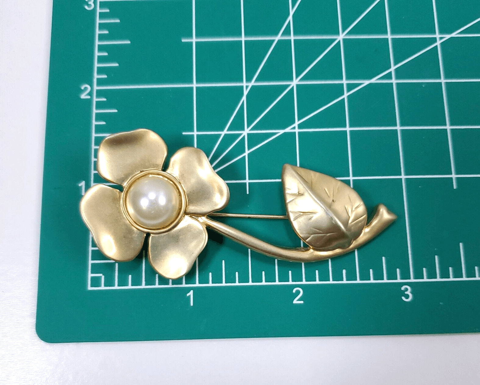 Vintage Matte Gold Tone with Faux Pearl Cabochon Flower Daisy Brooch Pin - Thumbnail 3