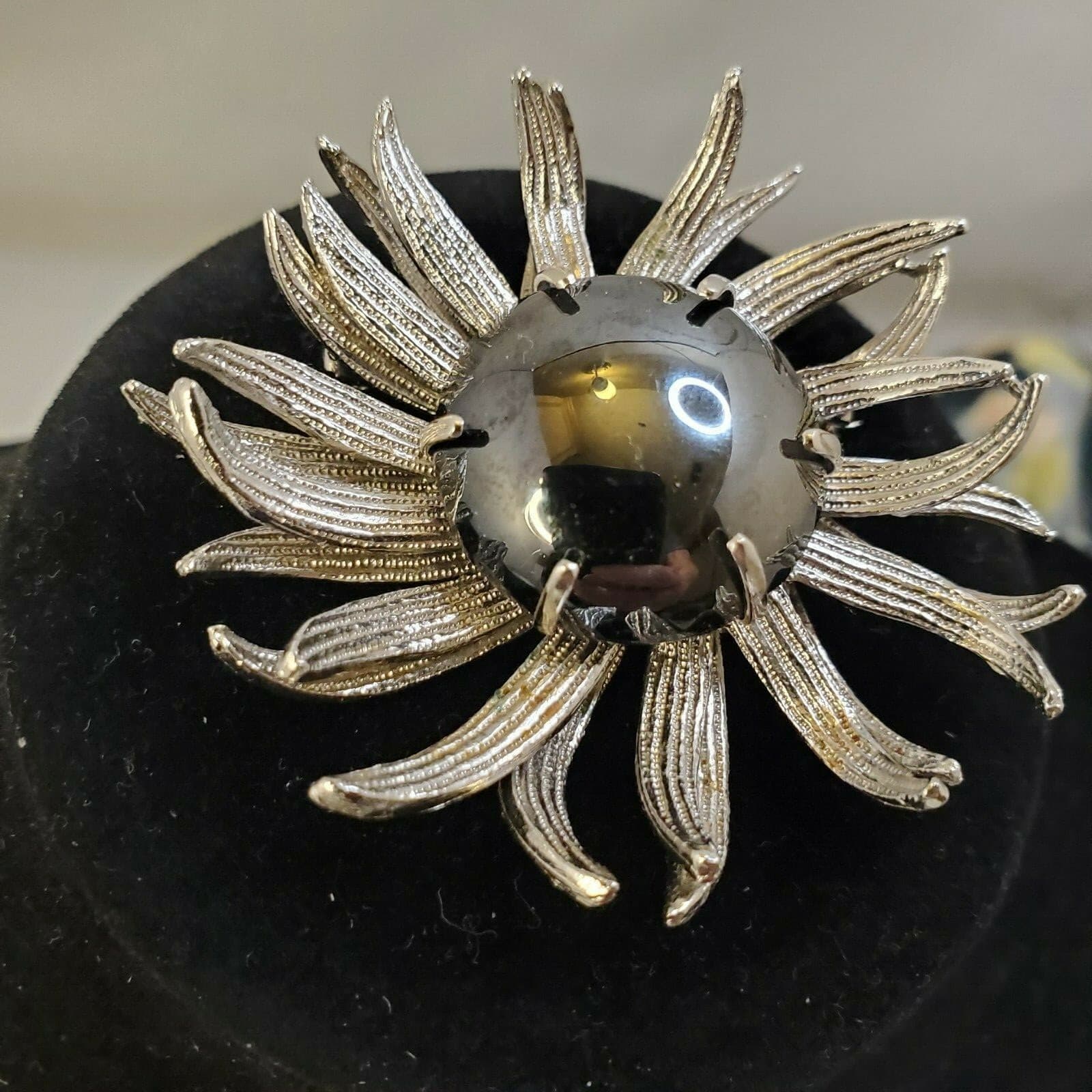 Vtg Silver-tone Metal Flower w/ black iridescent Cabachon Brooch Pin Unsigned - Thumbnail 2