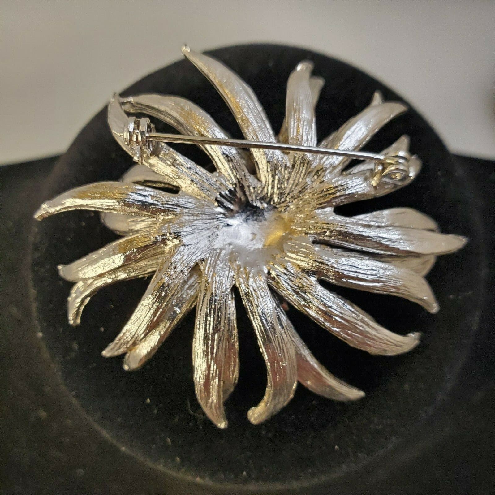 Vtg Silver-tone Metal Flower w/ black iridescent Cabachon Brooch Pin Unsigned - Thumbnail 3