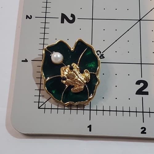 Vtg JJI Green Enamel Gold Tone Metal Frog on Lily Pad with Cultured Pearl Brooch - Thumbnail 4
