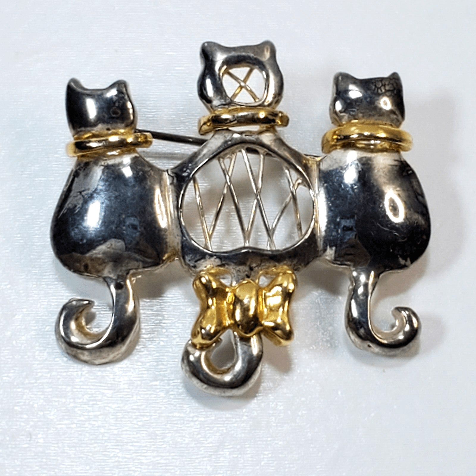 Silver Tone Metal Three Cats Gold Tone Collars One w Ribbon on Tail Pin Brooch