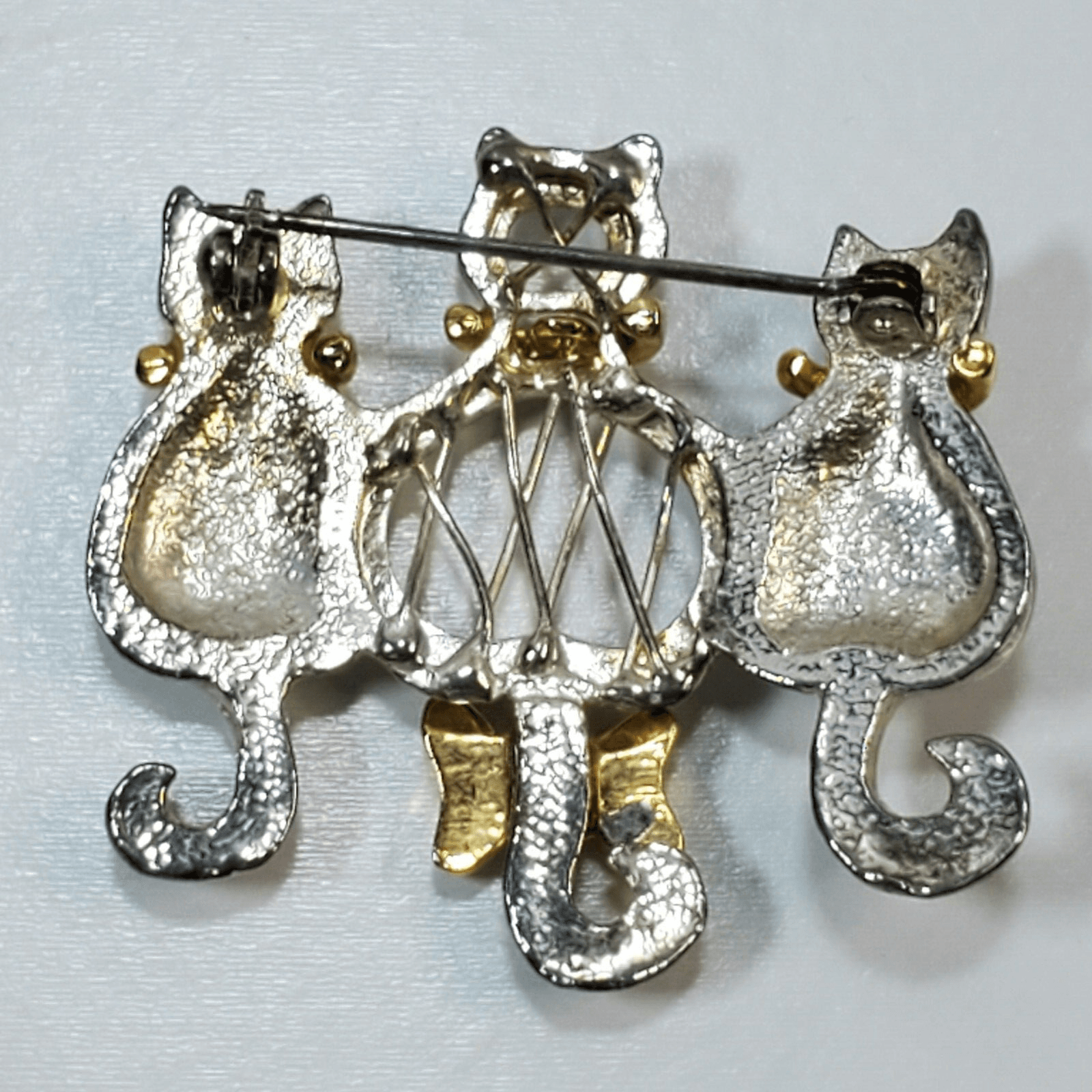 Silver Tone Metal Three Cats Gold Tone Collars One w Ribbon on Tail Pin Brooch - Thumbnail 2