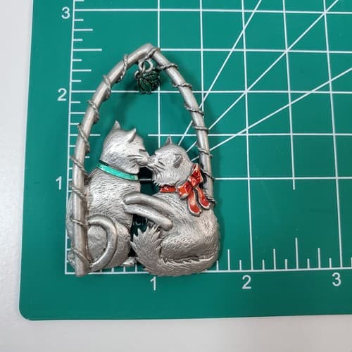 Vtg Signed JJ Pewter Tone and Enamel 2 Cats Kissing Under Mistletoe Brooch Pin - Thumbnail 4