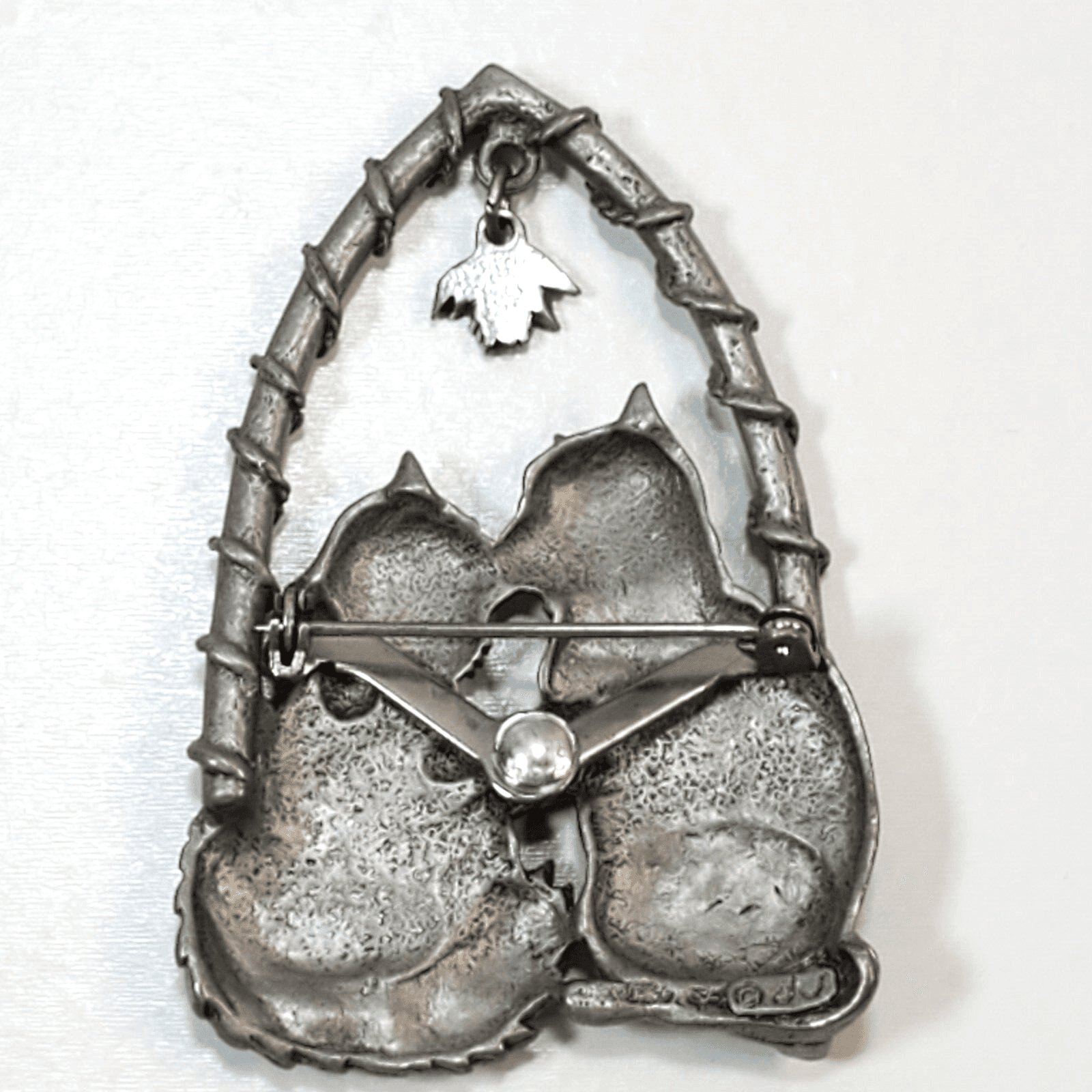 Vtg Signed JJ Pewter Tone and Enamel 2 Cats Kissing Under Mistletoe Brooch Pin - Thumbnail 2
