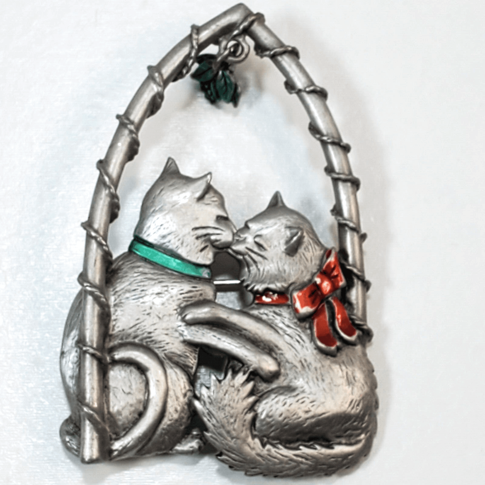 Vtg Signed JJ Pewter Tone and Enamel 2 Cats Kissing Under Mistletoe Brooch Pin