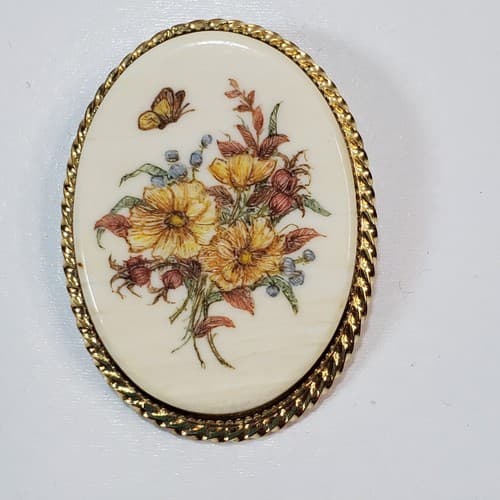 Vintage 1981 B. Ashley Oval Gold Tone Floral Butterfly Brooch Pin Jewelry