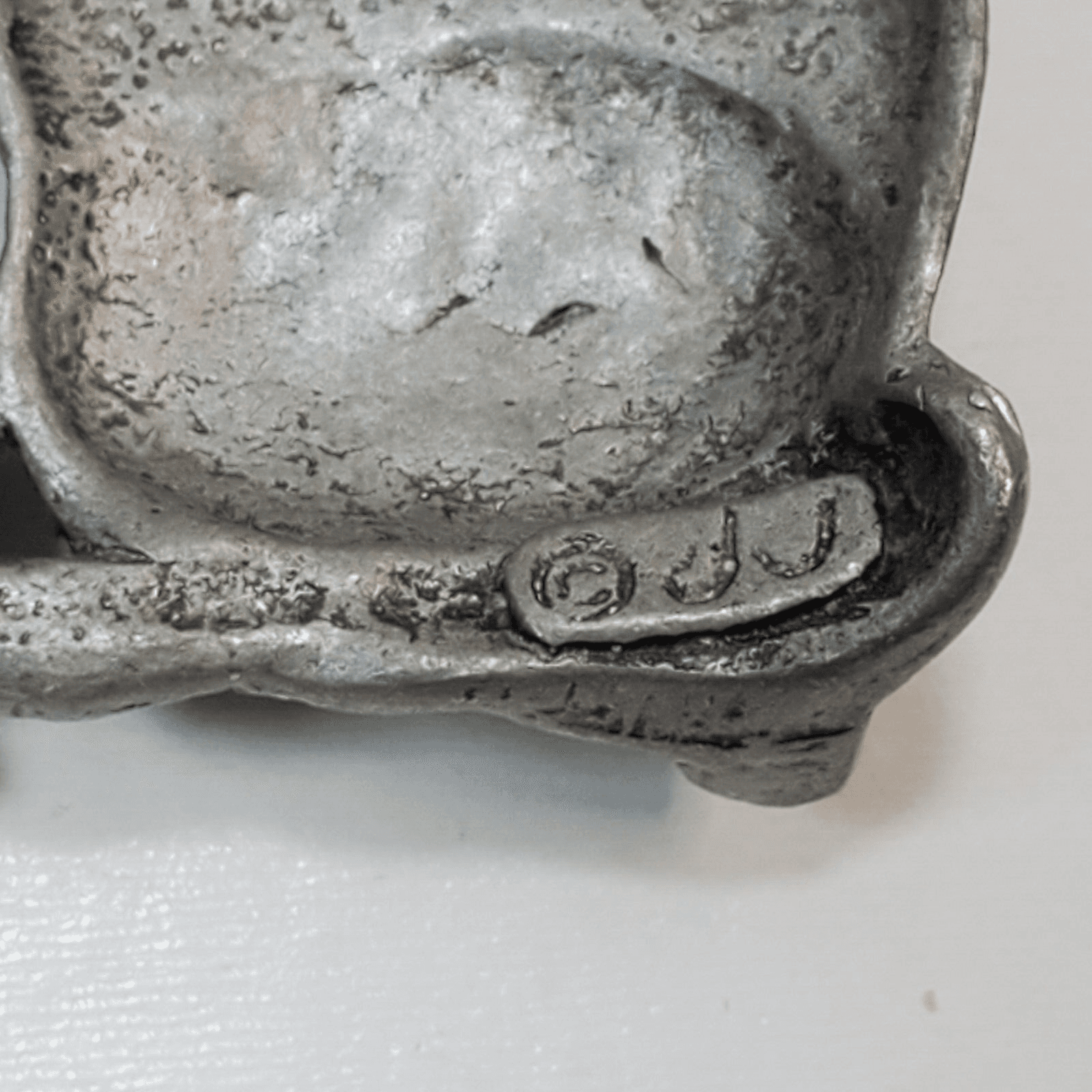 Vtg Signed JJ Pewter Tone and Enamel 2 Cats Kissing Under Mistletoe Brooch Pin - Thumbnail 3