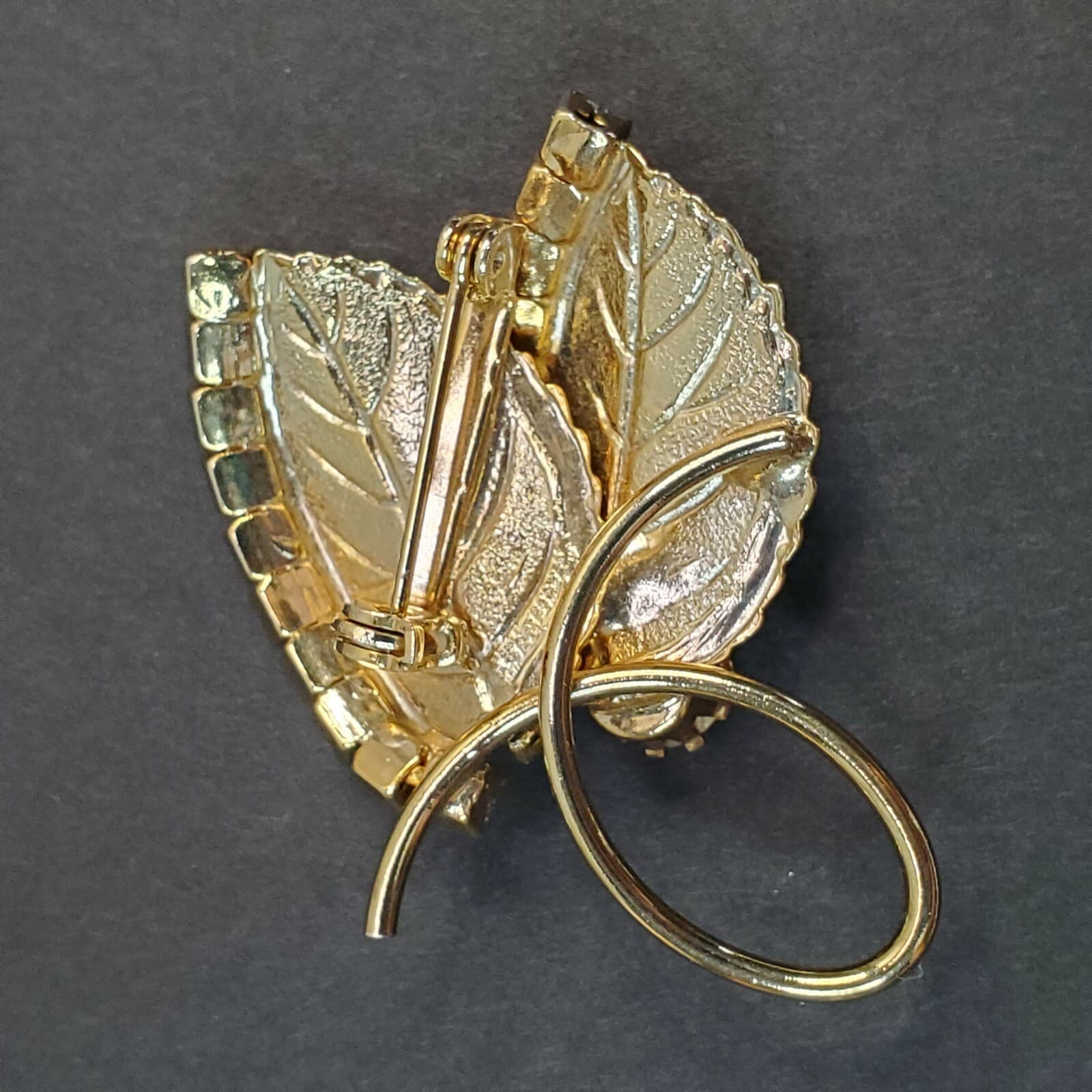 Vintage Unmarked Gold Tone Metal & Clear Rhinestones Double Leaf Brooch Pin - Thumbnail 2