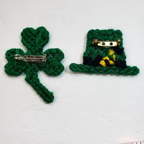 Lot of 2 St Patrick's Leprechaun Hat Shamrock Handmade Needlepoint Brooch Pins - Thumbnail 2
