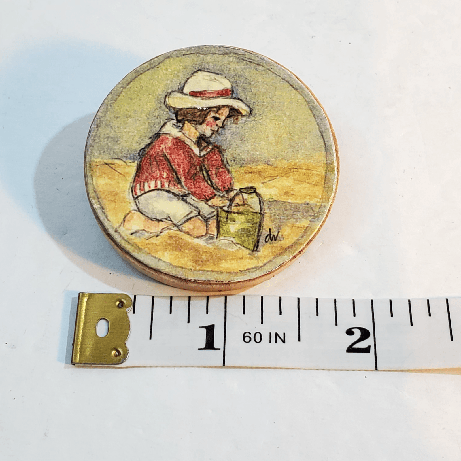 Vtg Wood Signed DW Hand Painted Round Brooch Pin Girl With Pail In Sand Artist - Thumbnail 3