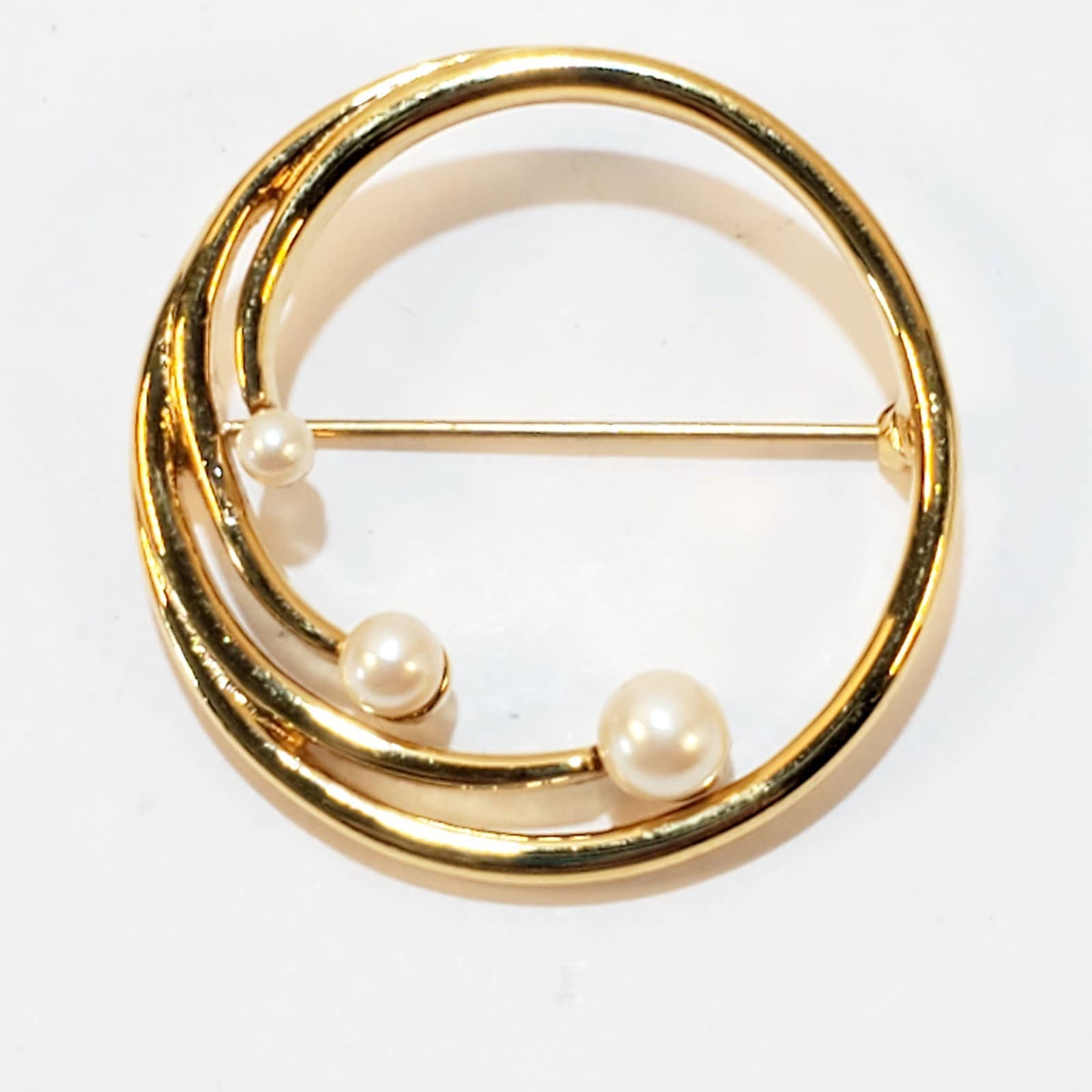 Vintage Signed Monet Classic Gold Tone Circle w/ Faux Pearl Accents Brooch Pin