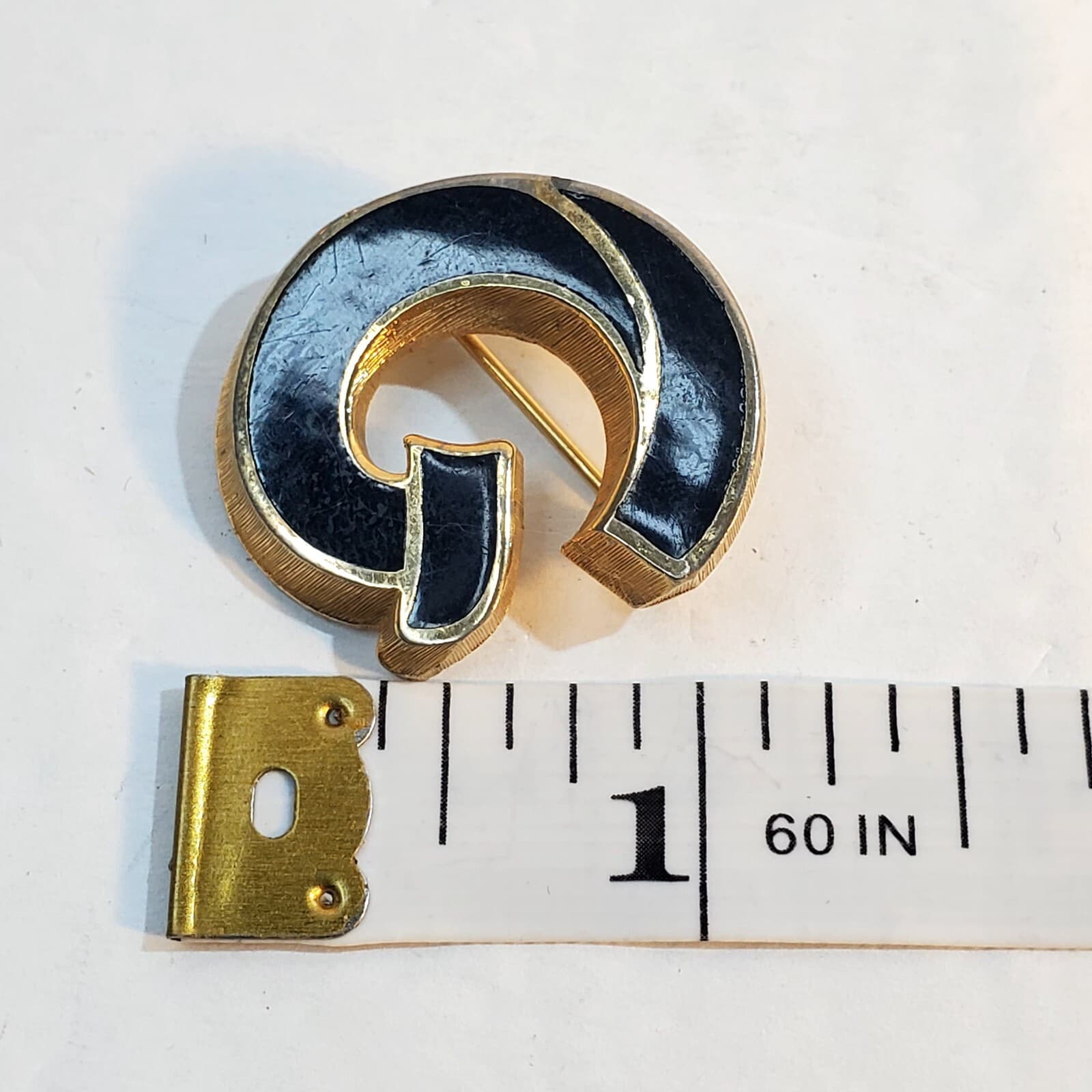 Vintage Lisner "G" Gold Tone Black Enamel Monogram Brooch Pin Mid-Century - Thumbnail 4