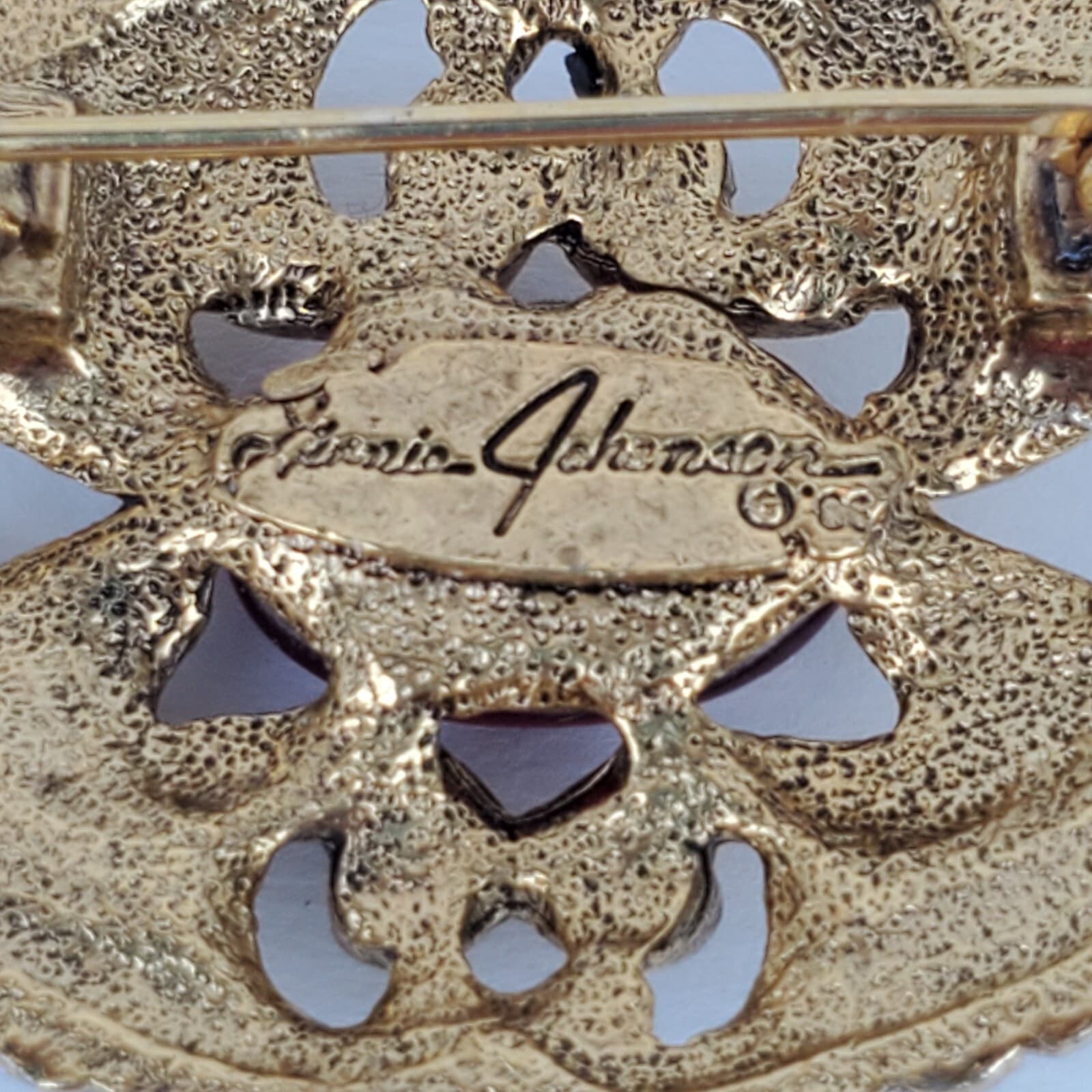 Vintage Ginnie Johansen Gold Tone Openwork Metal W/ Red Cabochon Brooch Pin - Thumbnail 3