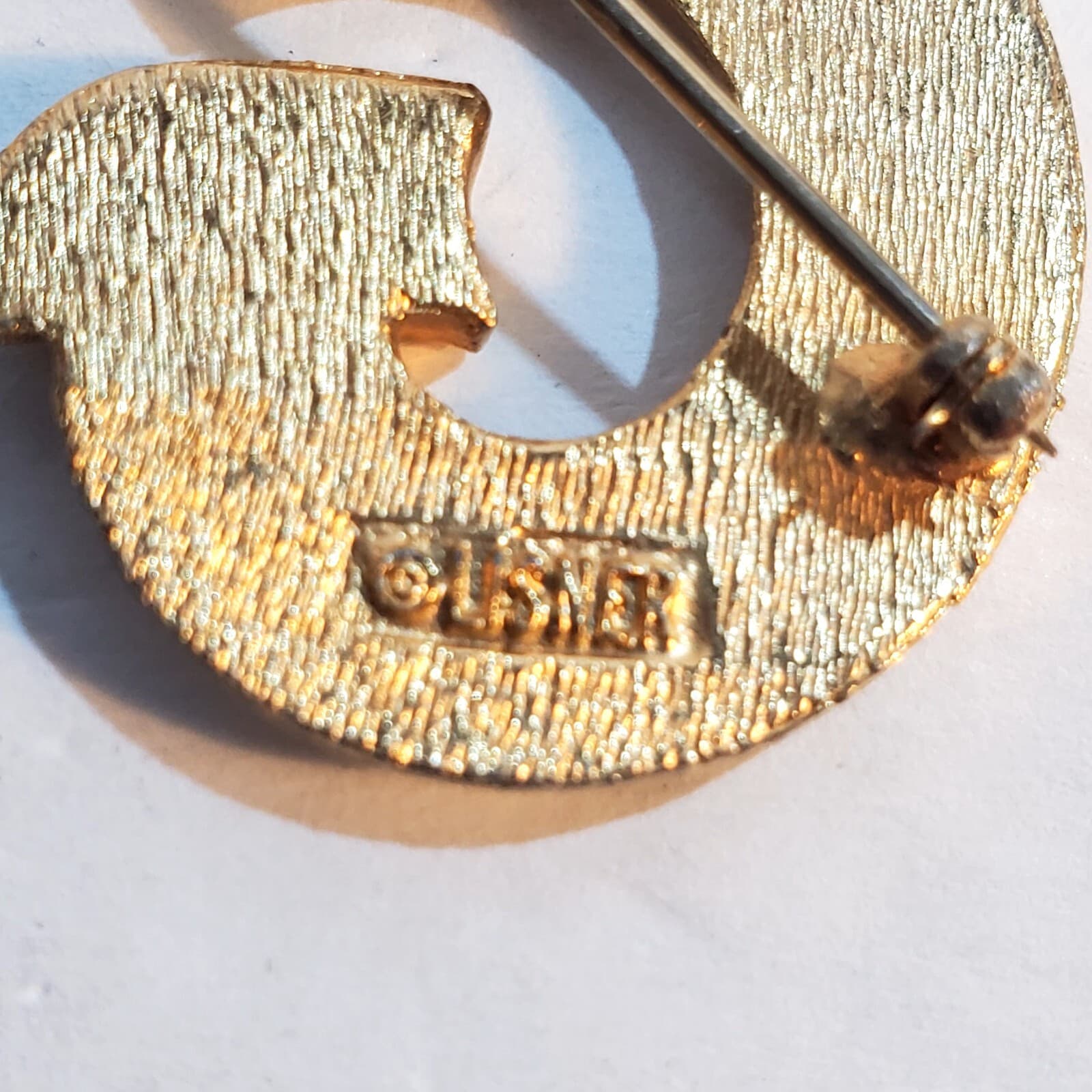 Vintage Lisner "G" Gold Tone Black Enamel Monogram Brooch Pin Mid-Century - Thumbnail 3